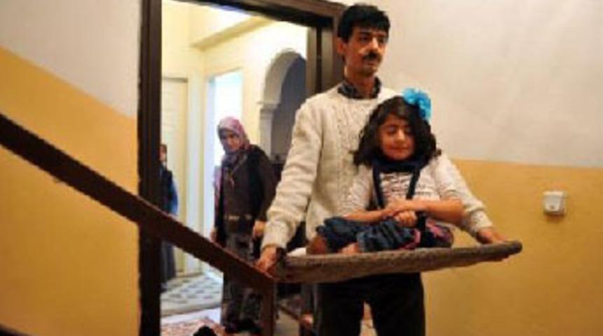 Ailesi cam kızı tepside taşıyor