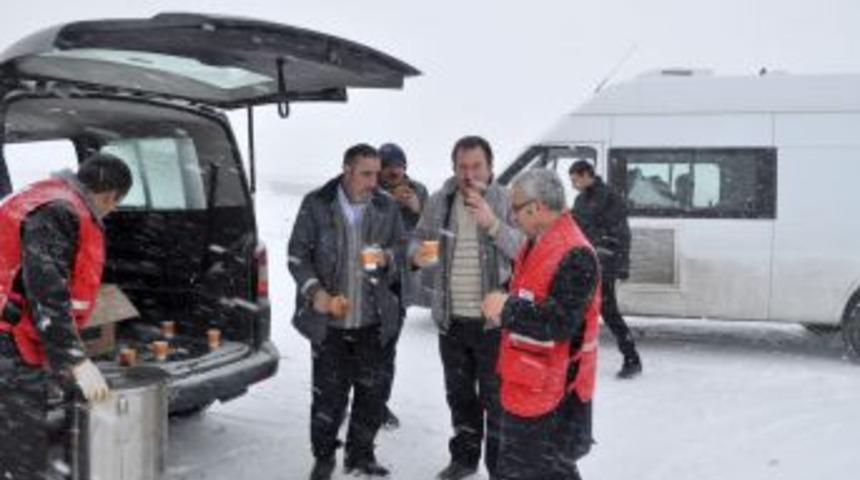 Kızılay, yolcuları soğukta &ccedil;orbayla ısıttı
