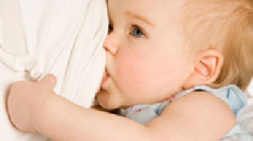 Uyuyunca emzirdiği bebeğini &ouml;ld&uuml;rd&uuml;