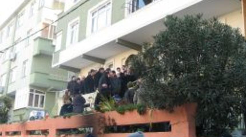 Ey&uuml;p'te onlarca aile bir haftadır evlerine giremiyor