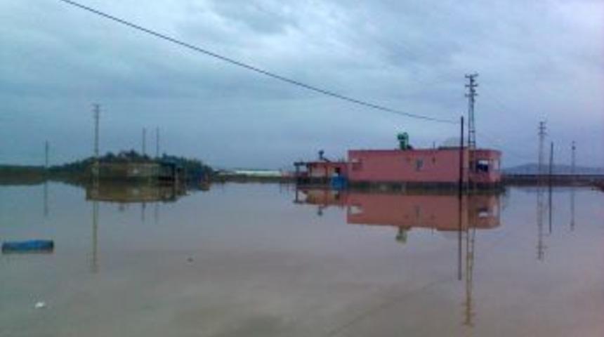T&uuml;rkoğlu&rsquo;nda sağanak yağış su baskınlarına neden oldu