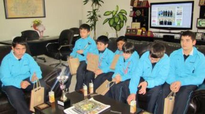 &Ouml;zel Eminbey İlk&ouml;ğretim masa tenisinde Manisa şampiyonu oldu