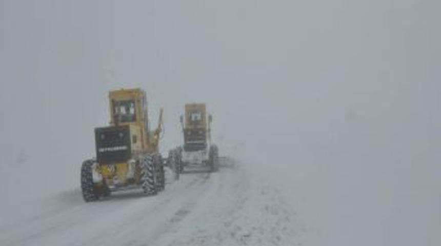Yozgat'ta kapalı 200 k&ouml;y yolunu a&ccedil;ma &ccedil;alışmaları s&uuml;r&uuml;yor