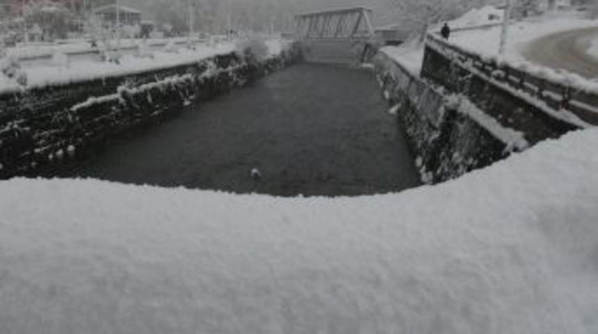 Orhan Veli'ye ilham olan &Uuml;z&uuml;lmez Deresi'nde kar manzaraları