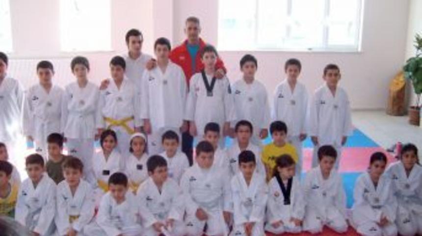 Gevher Hatun Koleji &ouml;ğrencileri tekvandoda tam puan aldı