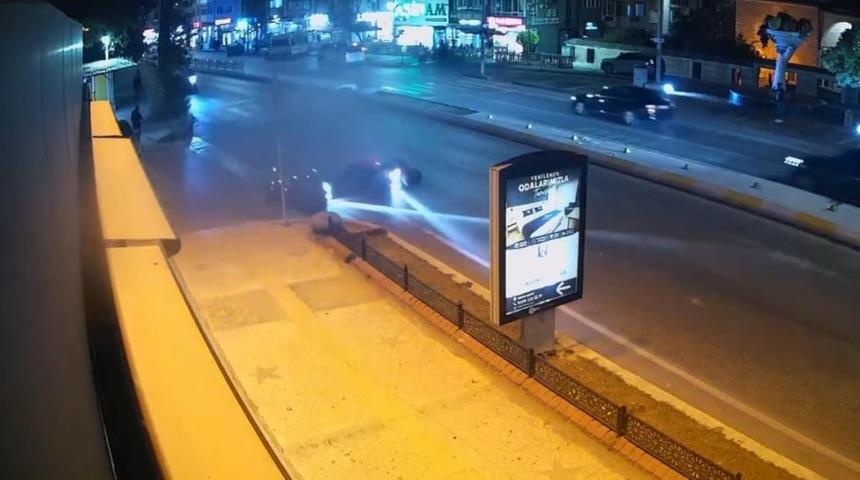 Edirne&rsquo;de yaya ge&ccedil;idinde iki motosiklet &ccedil;arpıştı: Kaza anı kamerada
