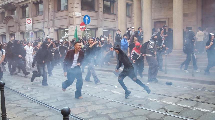 Milano'da protestocular polisle &ccedil;atıştı