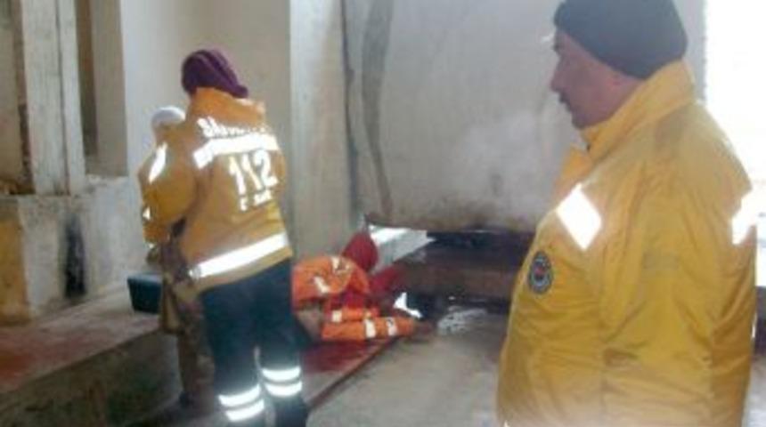 Tonlarca ağırlıktaki mermer ile duvar arasında sıkışan iş&ccedil;i &ouml;ld&uuml;