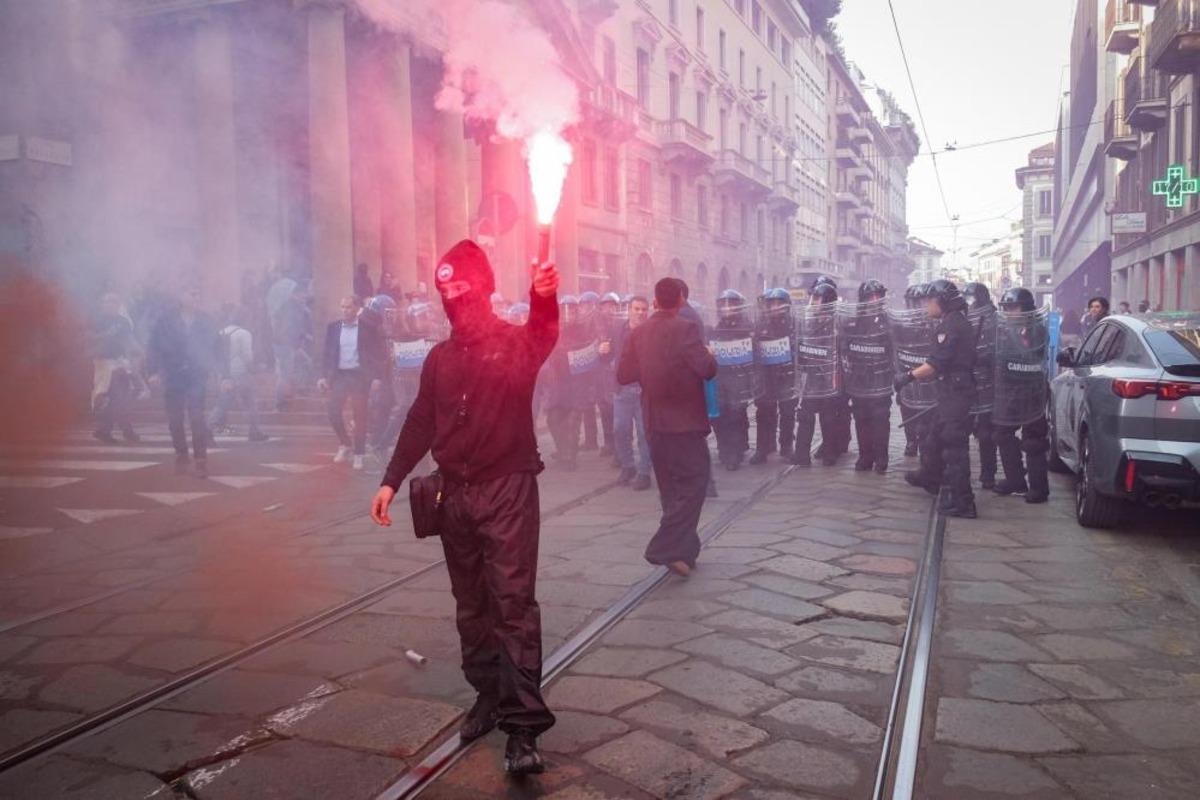 Milano da protestocular polisle &ccedil;atıştı 1