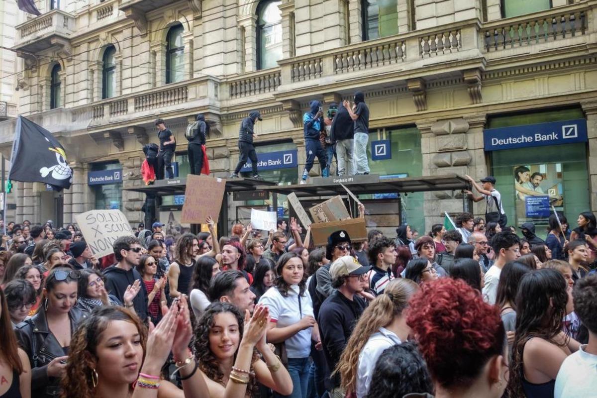 Milano da protestocular polisle &ccedil;atıştı 2