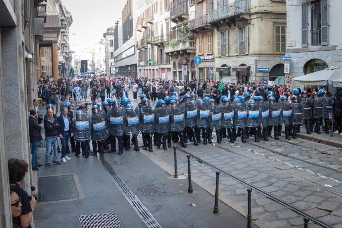 Milano da protestocular polisle &ccedil;atıştı 4