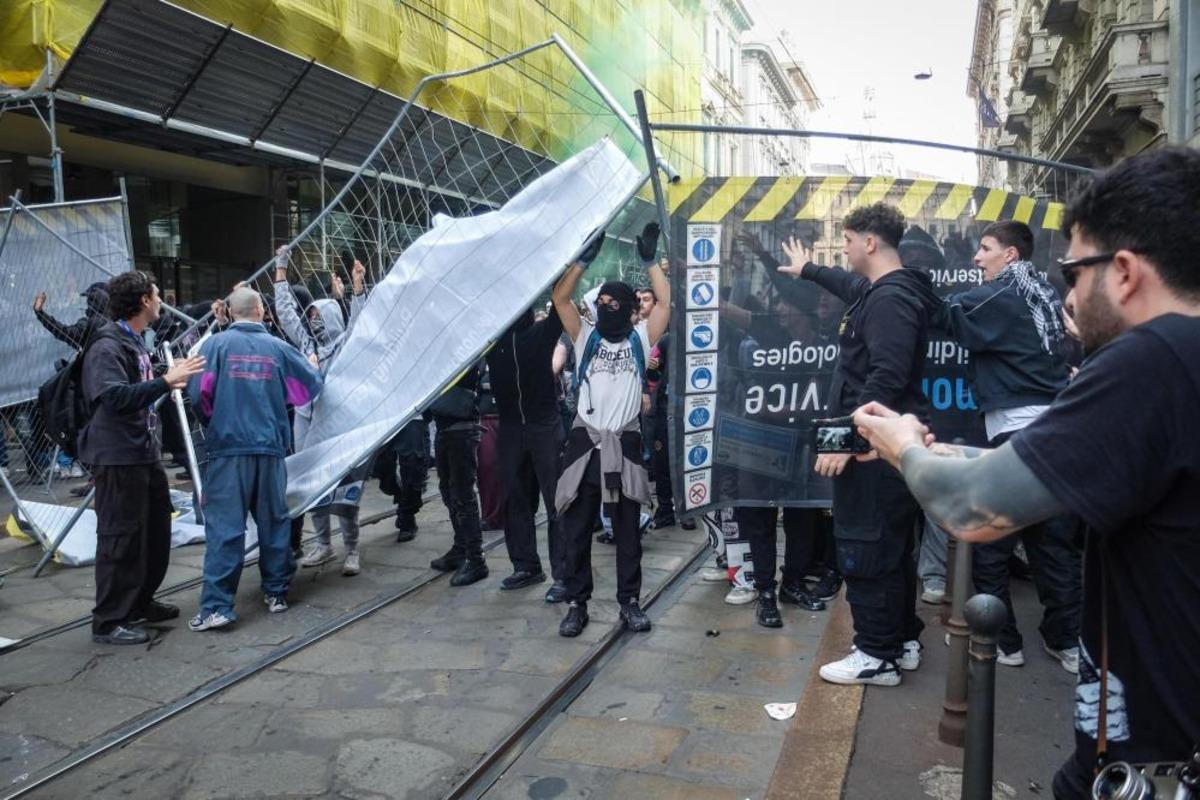 Milano da protestocular polisle &ccedil;atıştı 3