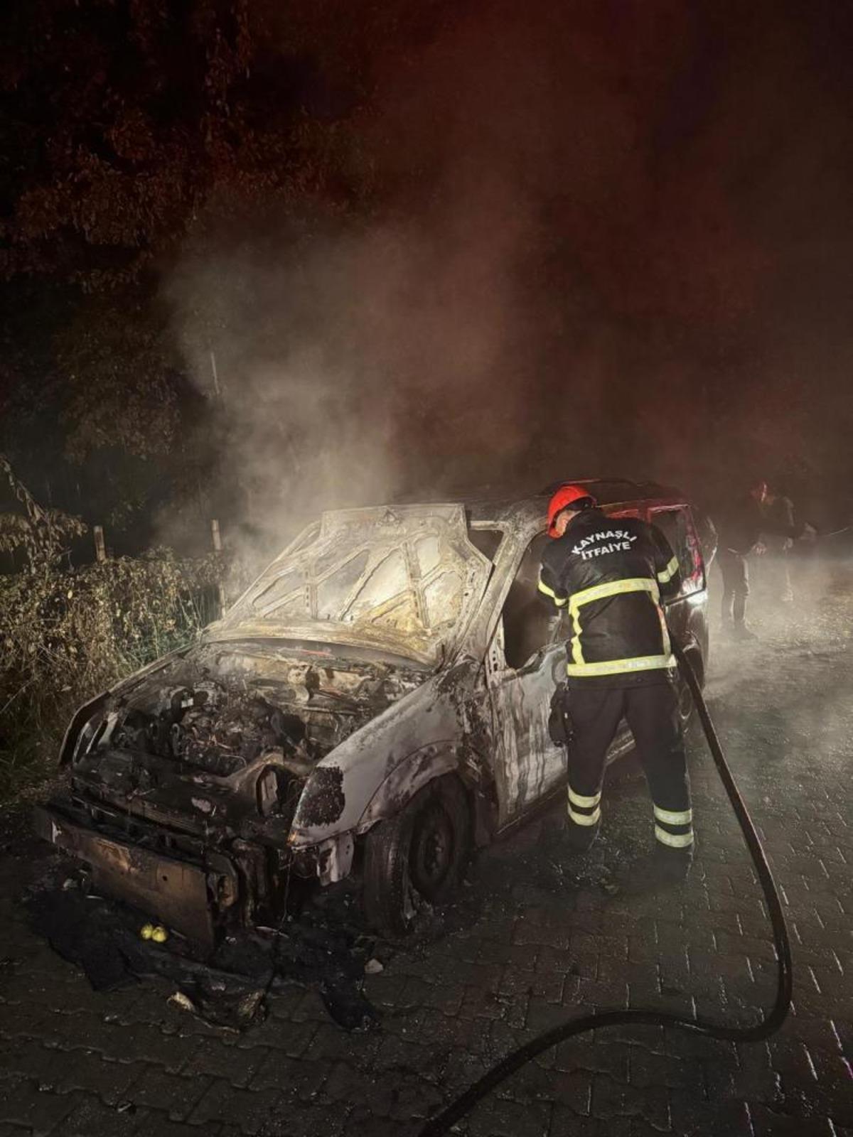 D&uuml;zce&rsquo;de seyir halindeyken yanan otomobil kullanılamaz hale geldi 2