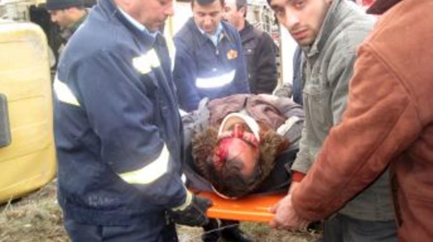 Tren &ccedil;&ouml;p kamyonuna arkadan &ccedil;arptı: 1'i ağır 3 yaralı