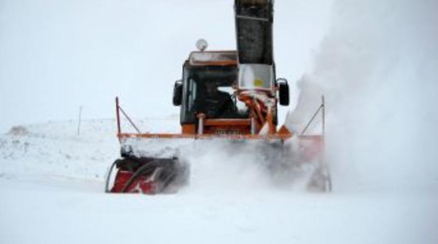 Kapalı k&ouml;y yollarını a&ccedil;ma &ccedil;alışmaları başladı