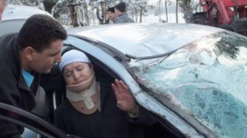 Buzlanma nedeniyle kayan otomobil, su kanalına u&ccedil;tu