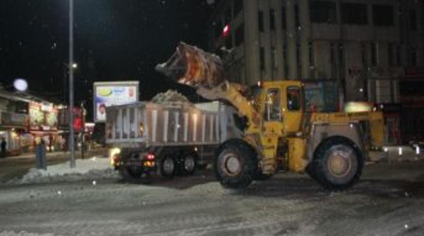 Sivas'ta kent merkezindeki karlar kamyonlarla taşınıyor