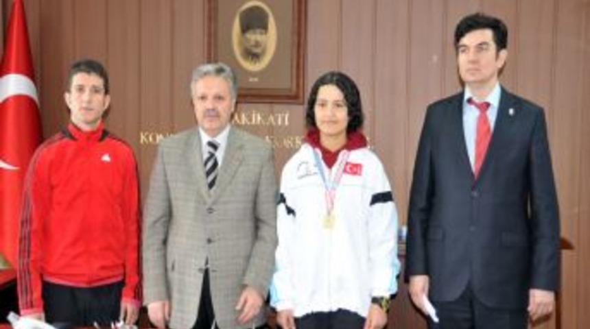 Vali Kahraman şampiyon sporcuyu &ouml;d&uuml;llendirdi