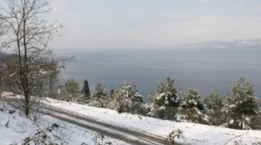 Sapanca G&ouml;l&uuml;'n&uuml;n imdadına kar yetişti