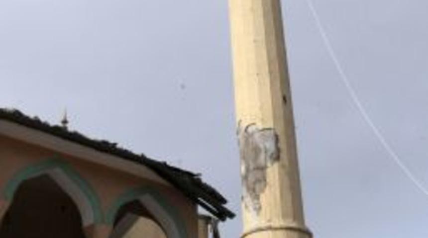 Van'da hasarlı cami minarelerinin yıkımına başlandı