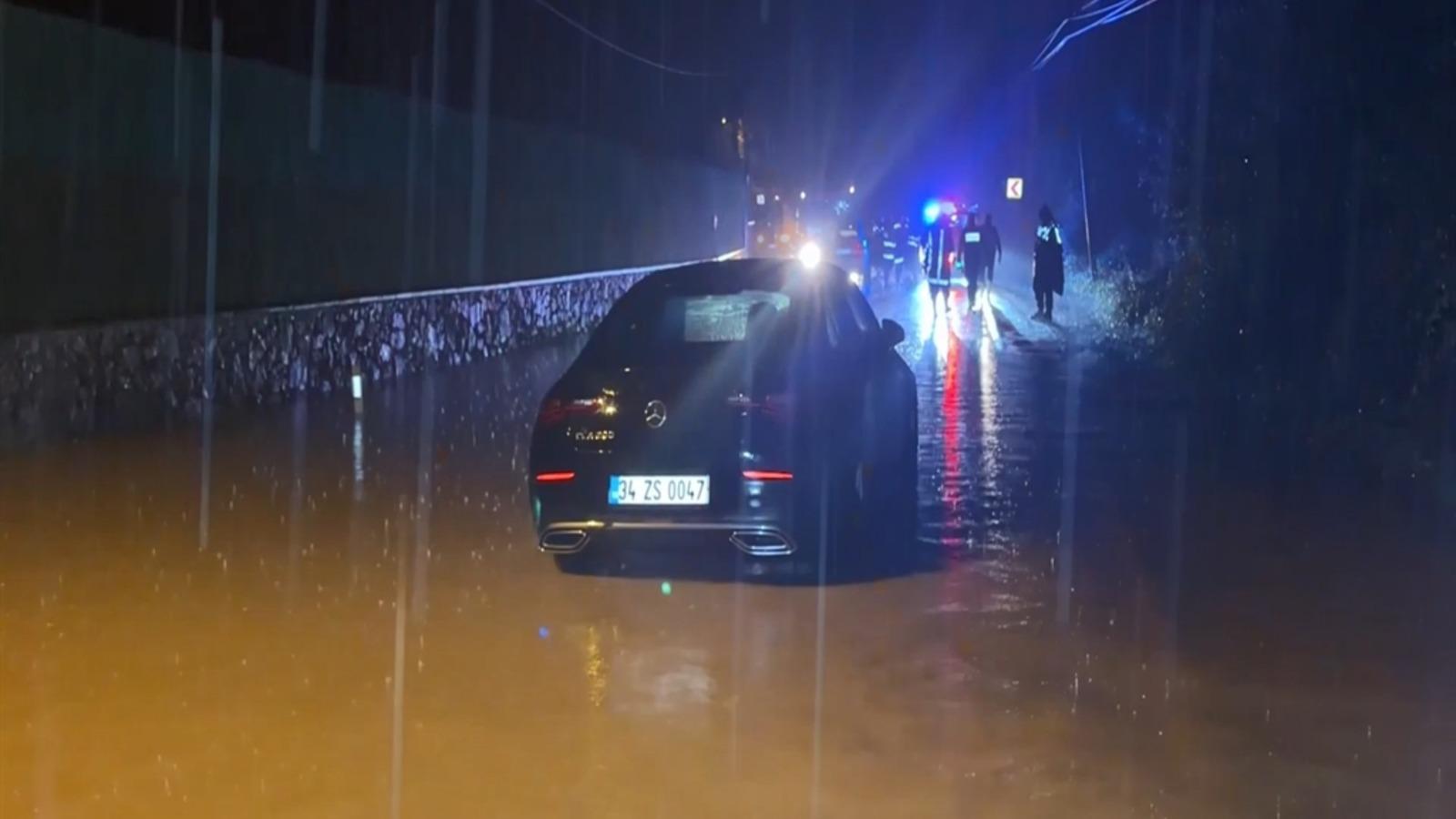 Şile’de sağanak nedeniyle otomobilde mahsur kalan 2 kişi kurtarıldı