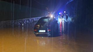 Şile'de sağanak yağış: 2 kişi otomobilde mahsur kaldı