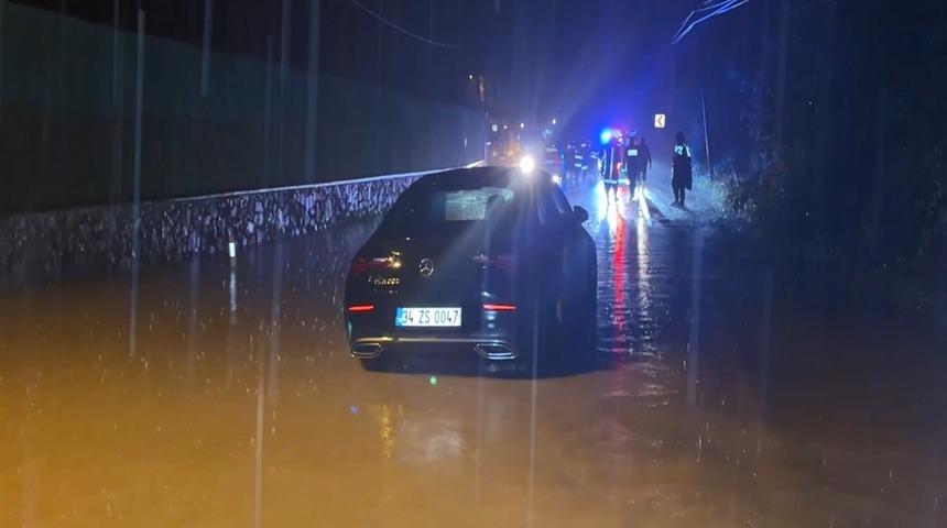 Şile&rsquo;de sağanak nedeniyle otomobilde mahsur kalan 2 kişi kurtarıldı