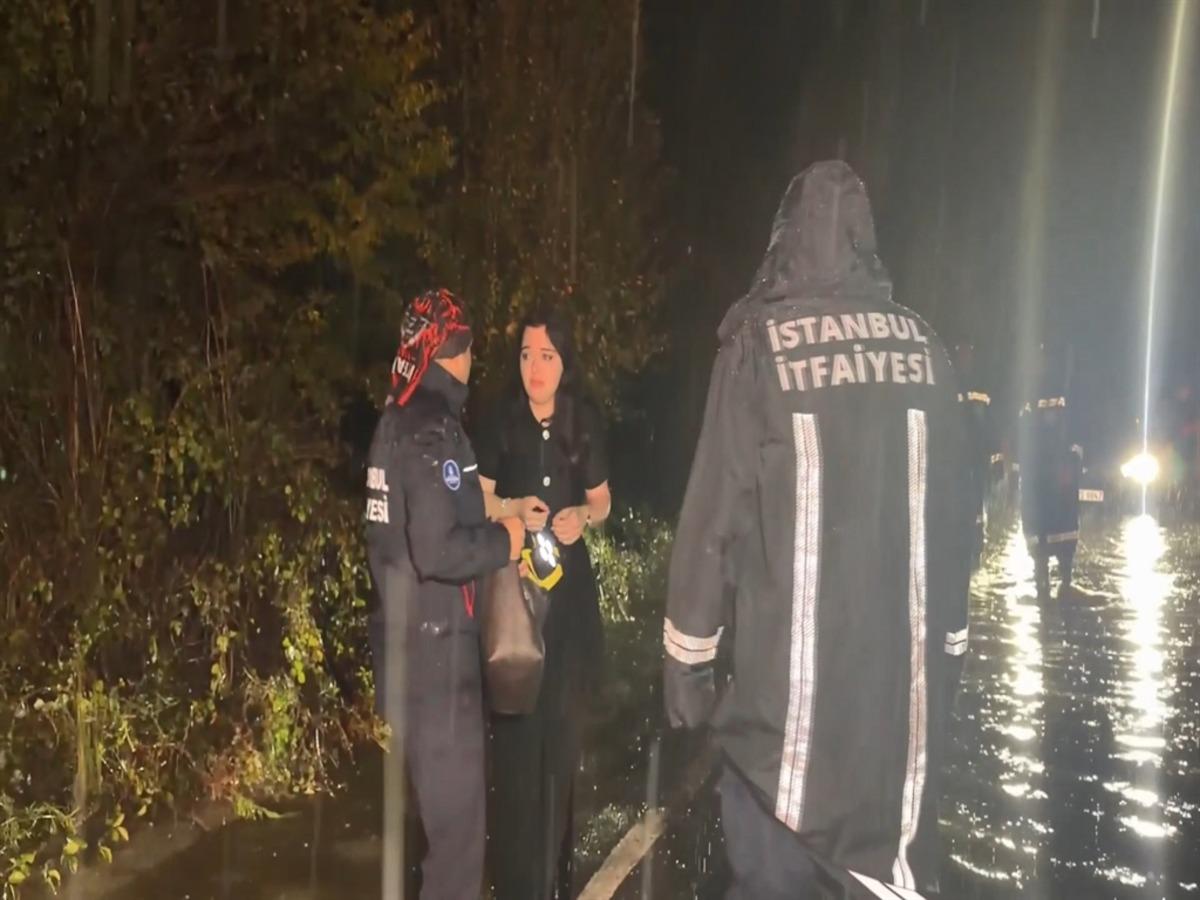 Şile&rsquo;de sağanak nedeniyle otomobilde mahsur kalan 2 kişi kurtarıldı 3