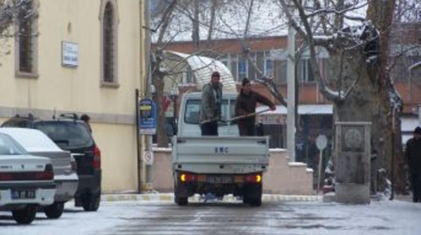 Dursunbey'de buz tutan yollar tuzlanıyor