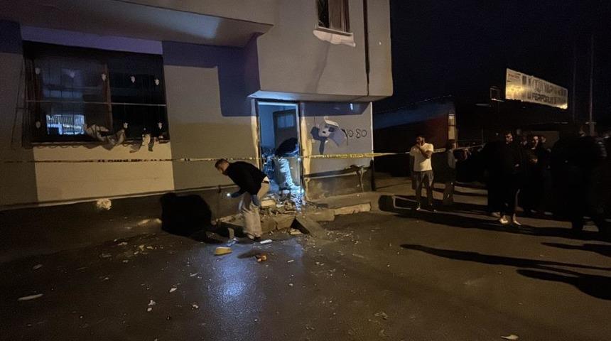 Adana'da 2'si &ccedil;ocuk 5 kişinin bulunduğu eve el yapımı patlayıcı attılar