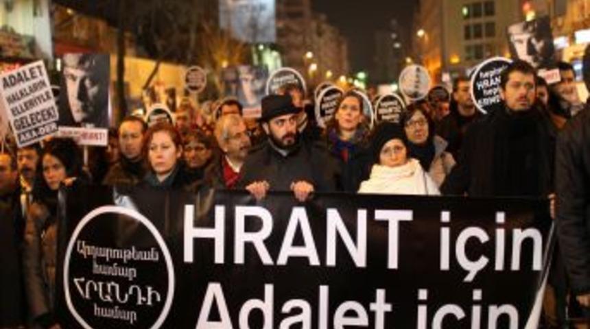 Duruşma sonrası Agos'un &ouml;n&uuml;ne y&uuml;r&uuml;d&uuml;ler