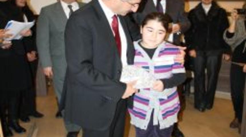 DynEd Projesi &ouml;d&uuml;lleri Vali'den