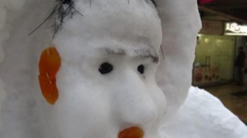 Ağzı kayısıdan, g&ouml;zleri siyah &uuml;z&uuml;mden kardan adam ilgi odağı oldu