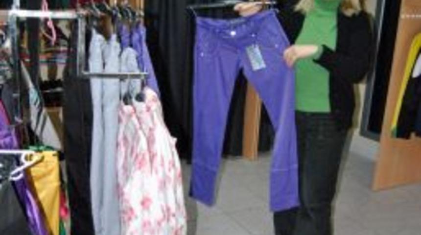 Burhaniye Kaymakamlığı dar gelirlileri giydiriyor