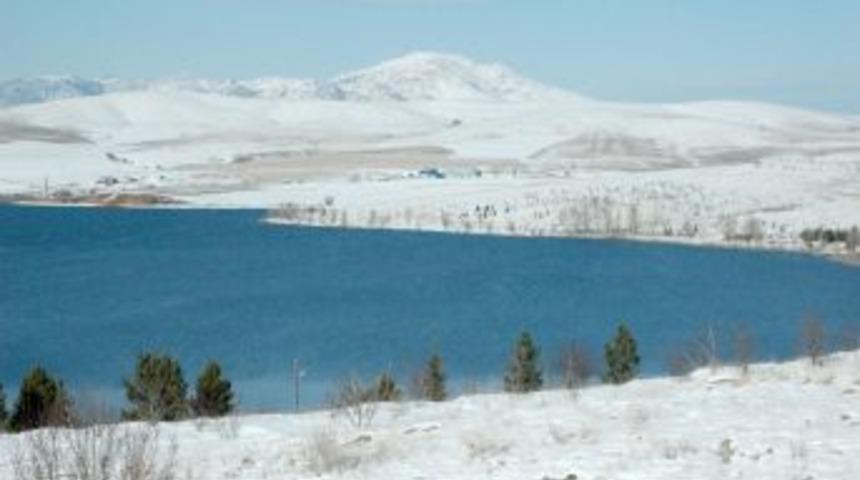 &Ccedil;uğun Baraj G&ouml;l&uuml; buz tutttu