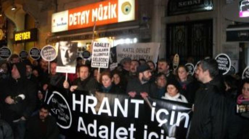 Hrant&rsquo;ın arkadaşları Agos &ouml;n&uuml;nde mahkeme kararını protesto etti