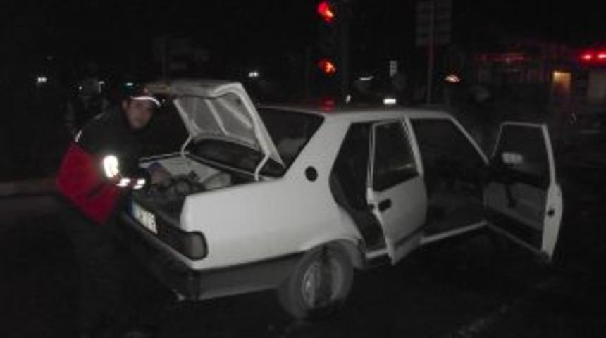 Alev alan otomobili itfaiye s&ouml;nd&uuml;rd&uuml;