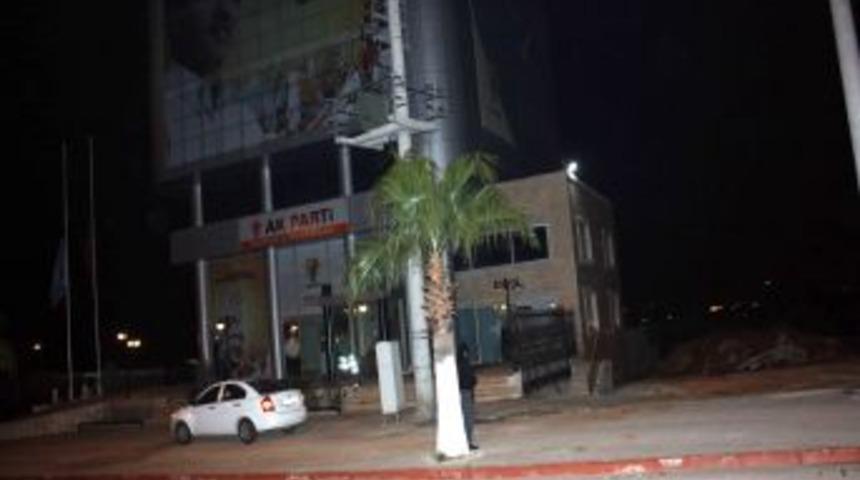 Mersin&rsquo;de AK Parti il binası yanında patlama