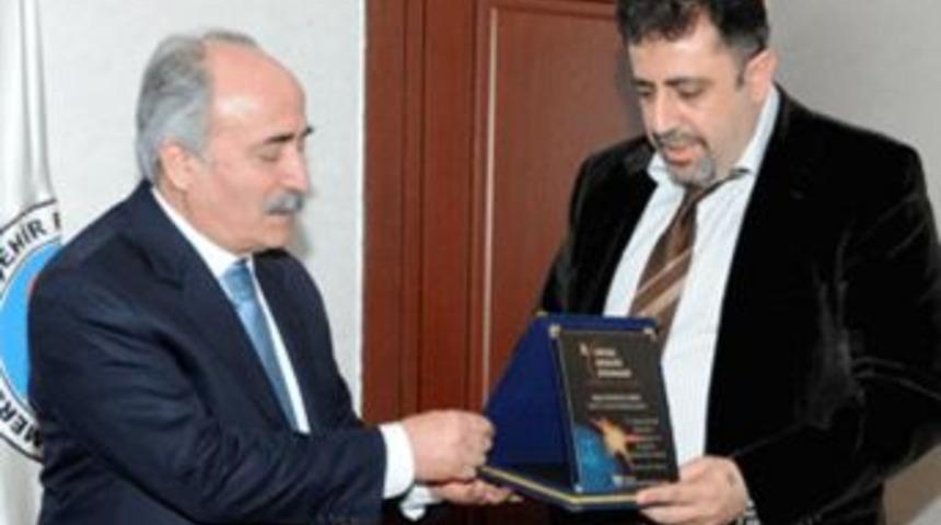 Başkan Gen&ccedil;&rsquo;e plaket...