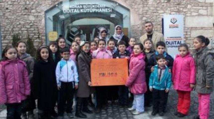 Canlı yayında karikat&uuml;r &ccedil;izdiler