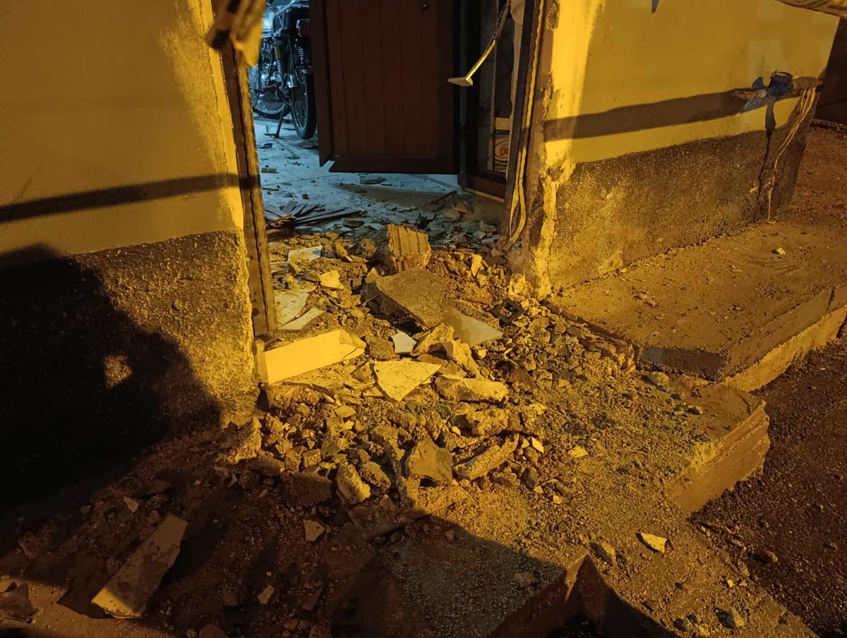 2 si &ccedil;ocuk 5 kişinin bulunduğu eve el yapımı patlayıcı atıldı! 2