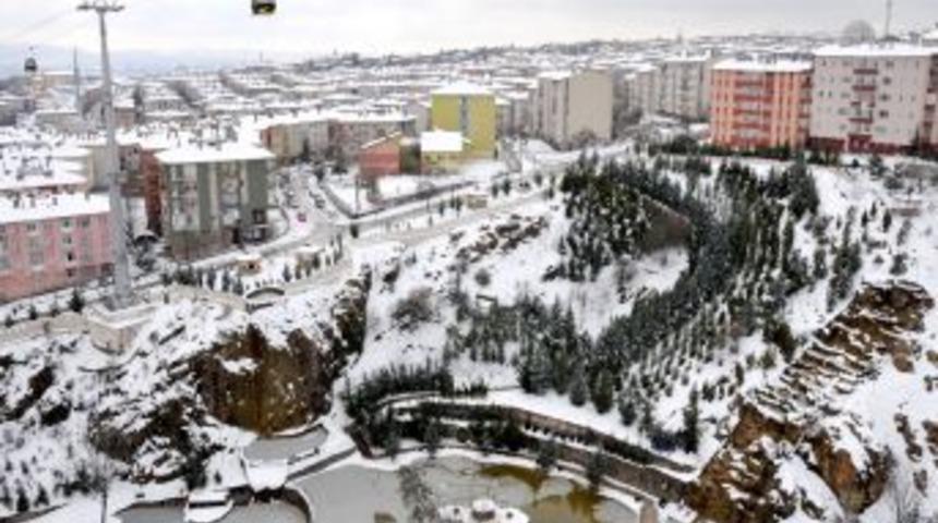 Ke&ccedil;i&ouml;ren'de teleferiğe kar ilgisi