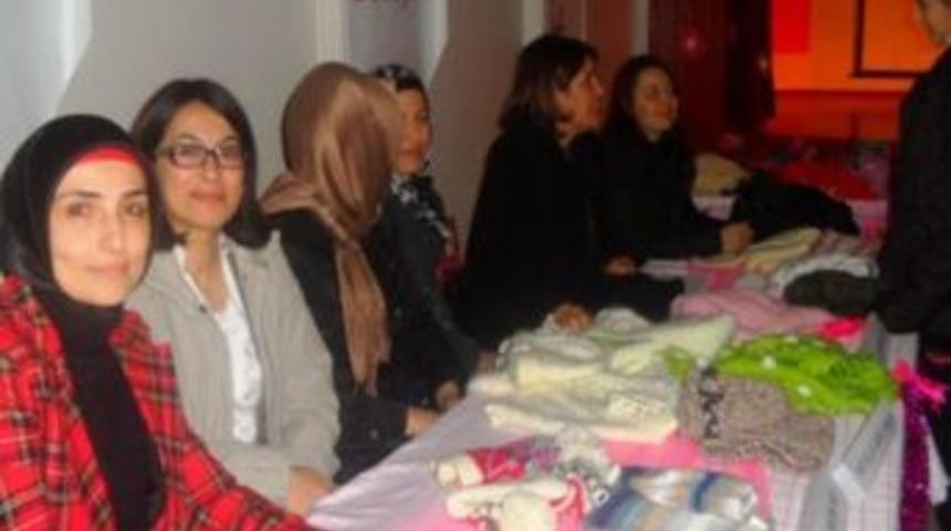 Zafer Koleji'nden depremzede &ouml;ğrencilere atkı-bere desteği