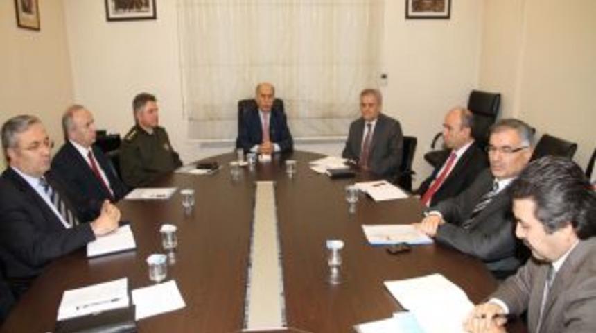 Vali Harput, kriz merkezi ile karla m&uuml;cadeleyi masaya yatırdı