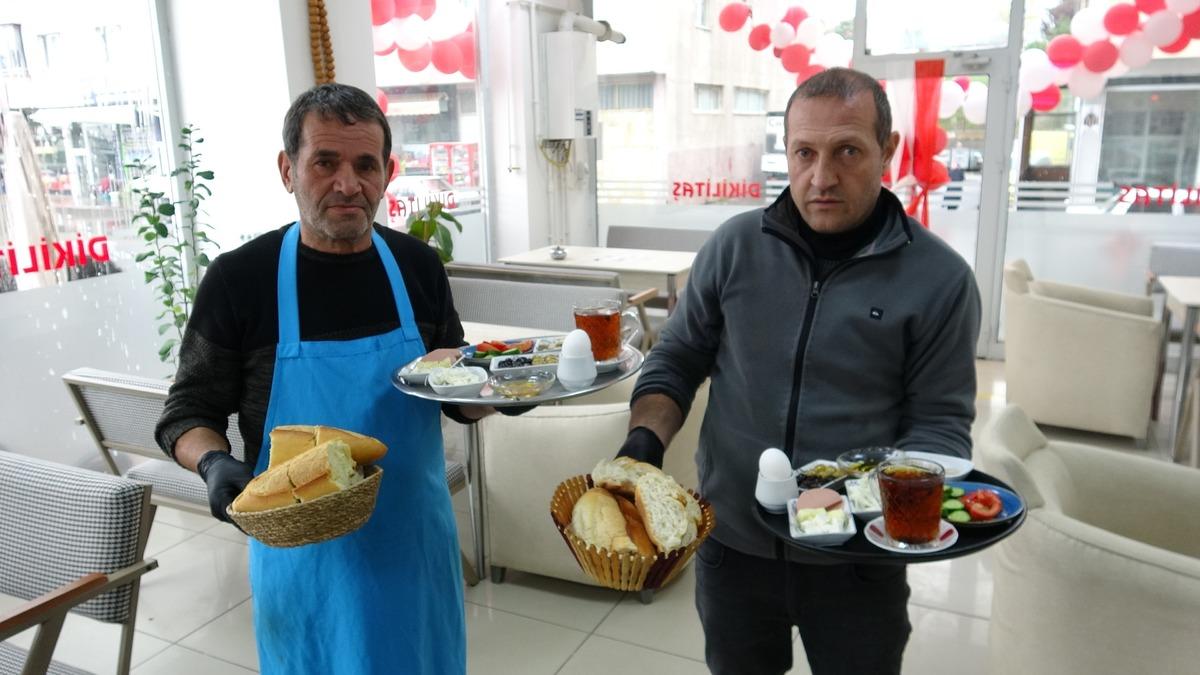 Evdeki hesabı çarşıya uyduran esnaf! 11 çeşit kahvaltı 150 TL: Başka şehirden gelip sıraya girdiler 1