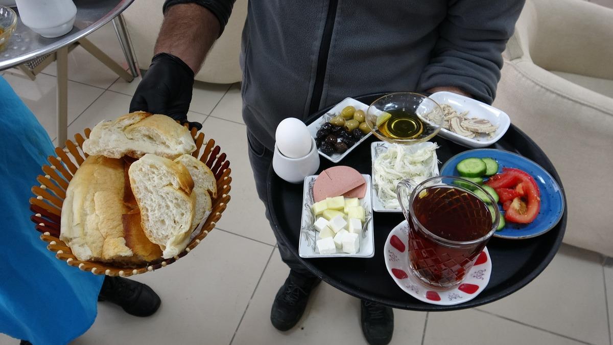 Evdeki hesabı çarşıya uyduran esnaf! 11 çeşit kahvaltı 150 TL: Başka şehirden gelip sıraya girdiler 2