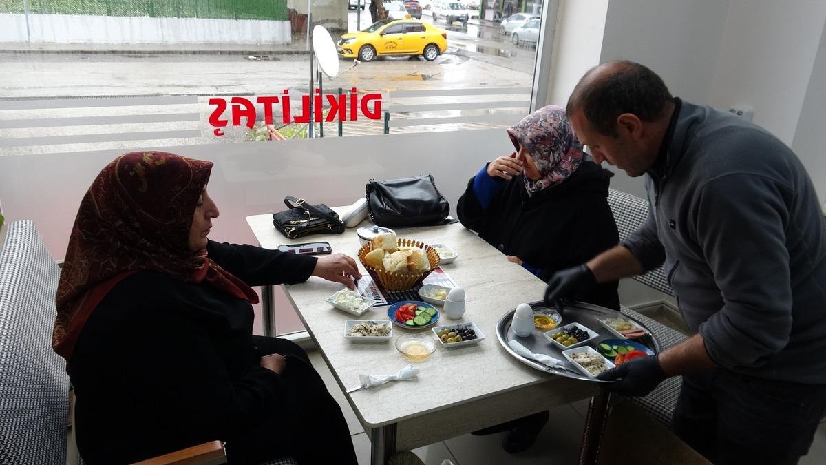 Evdeki hesabı çarşıya uyduran esnaf! 11 çeşit kahvaltı 150 TL: Başka şehirden gelip sıraya girdiler 3