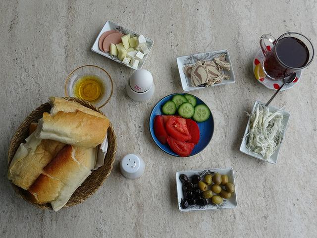 Evdeki hesabı &ccedil;arşıya uyduran esnaf! 11 &ccedil;eşit kahvaltı 150 TL