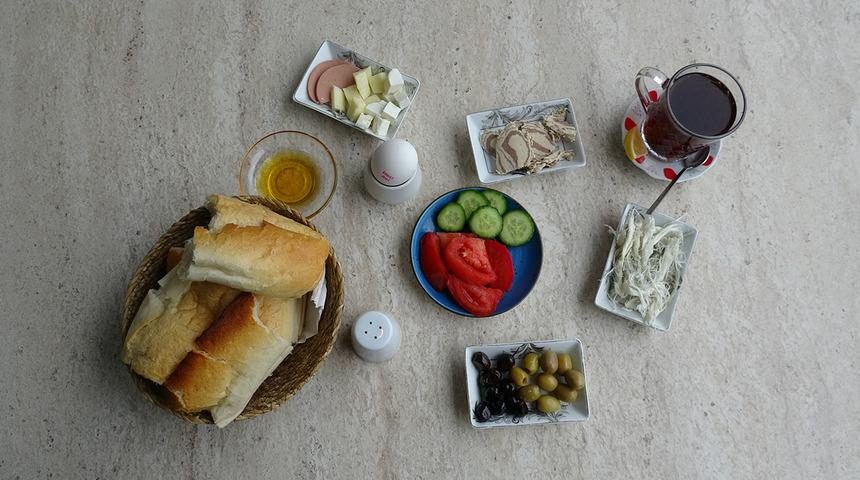 Evdeki hesabı &ccedil;arşıya uyduran esnaf! 11 &ccedil;eşit kahvaltı 150 TL: Başka şehirden gelip sıraya girdiler