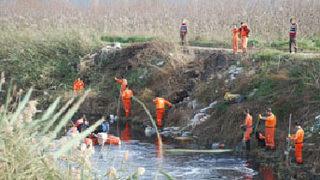 Hamile kadını öldürüp oğlunu dereye attı